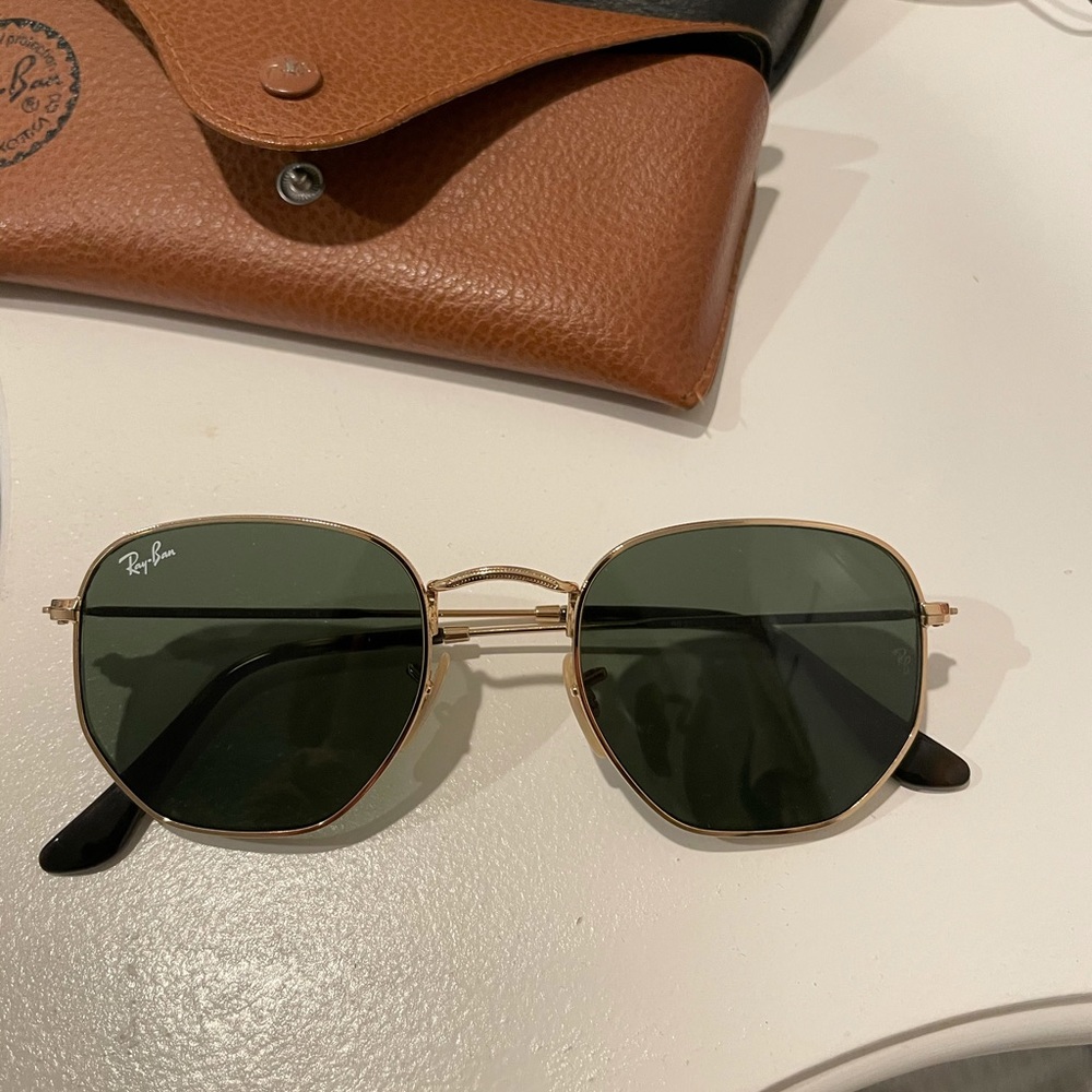 RAY BAN BEAUTIFUL BRAND NEW NEVER WORN